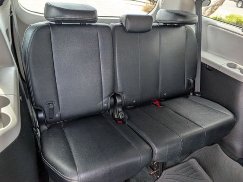 Used 2017 Toyota Sienna SE Premium FWD image 6