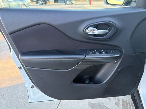 Used 2016 Jeep Cherokee Sport image 10