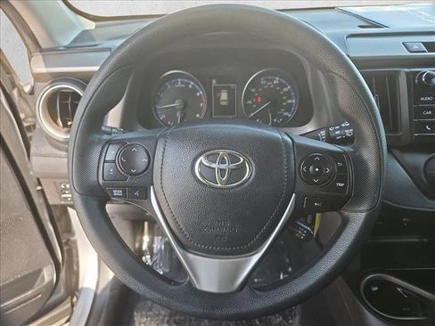 Used 2018 Toyota RAV4 LE FWD image 13