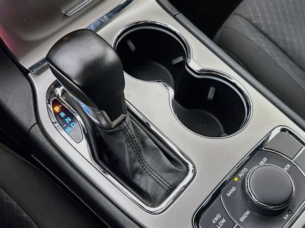 Used 2018 Jeep Grand Cherokee Laredo AWD/4WD image 19