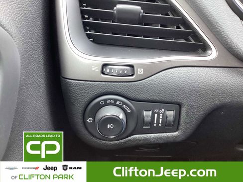 Certified 2020 Jeep Cherokee Latitude Plus w/ Cold Weather Group image 23