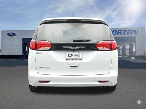 Used 2022 Chrysler Voyager LX FWD image 11