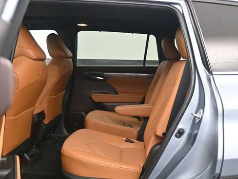 Used 2020 Toyota Highlander Platinum image 5