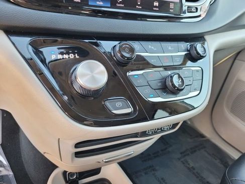 Used 2024 Chrysler Pacifica Touring-L image 24