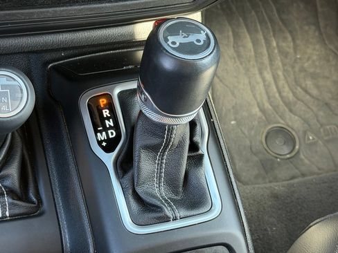 Used 2018 Jeep Wrangler Unlimited Sahara AWD/4WD image 19