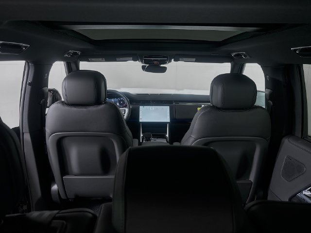 New 2026 Land Rover Range Rover Long Wheelbase SE AWD/4WD image 24