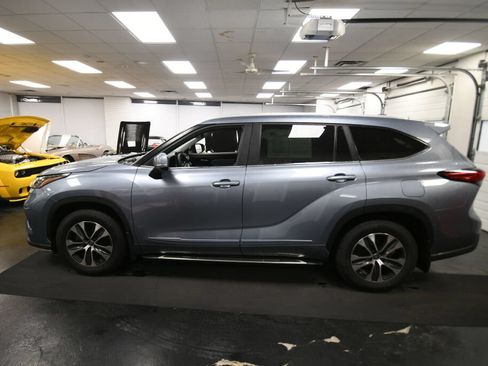 Used 2023 Toyota Highlander XLE AWD/4WD image 4