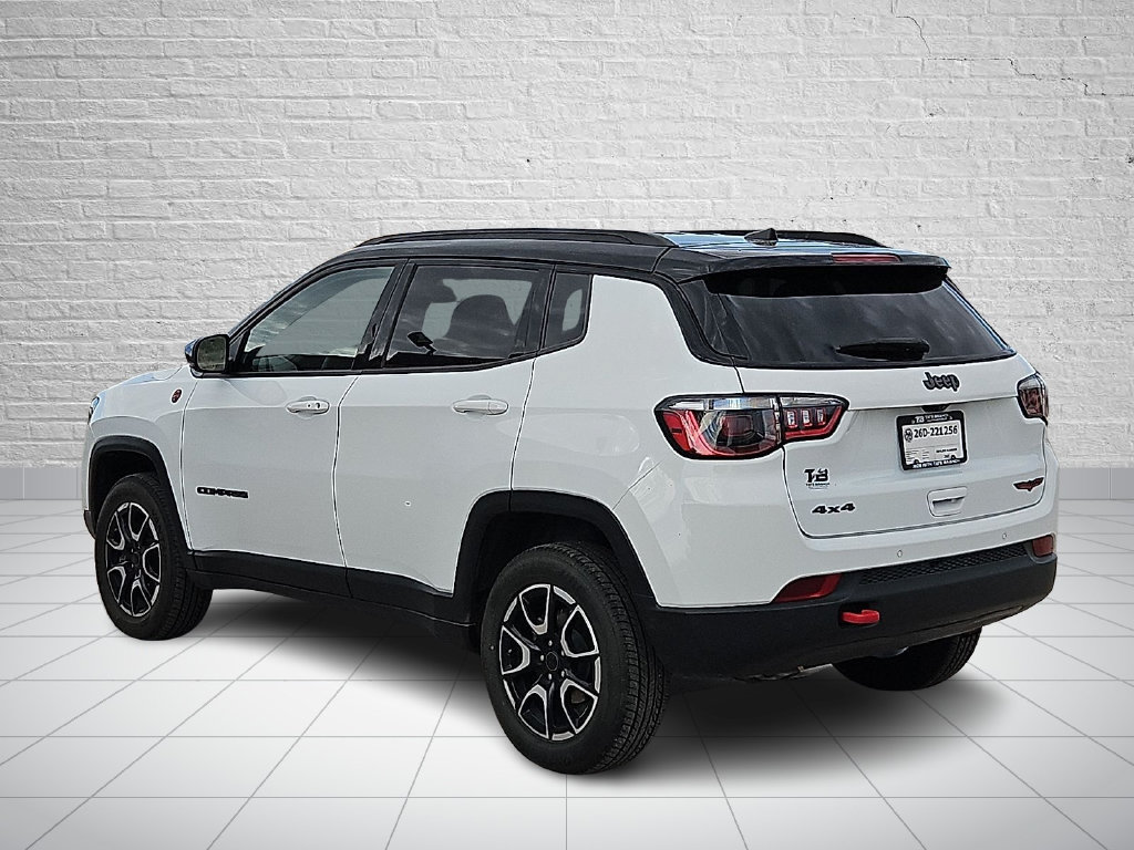 Used 2025 Jeep Compass Trailhawk AWD/4WD image 3