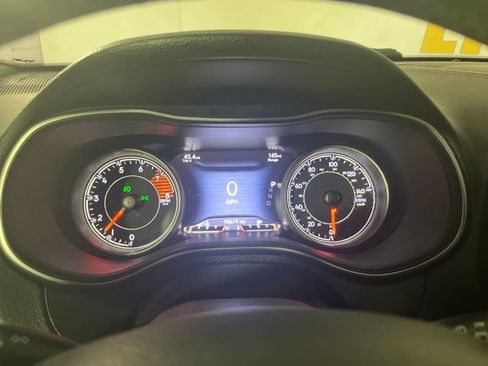 Used 2019 Jeep Cherokee Trailhawk w/ Comfort/Convenience Group AWD/4WD image 21