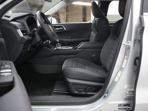 New 2026 Mitsubishi Outlander SE FWD image 6