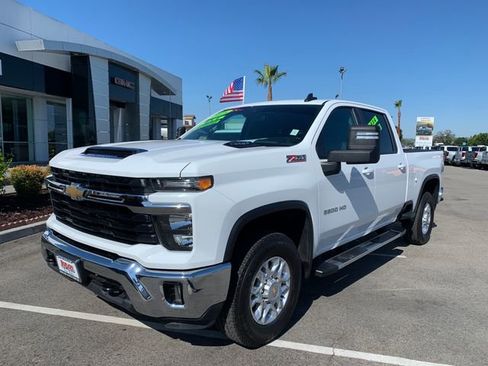 Used 2025 Chevrolet Silverado 2500 LT AWD/4WD image 2