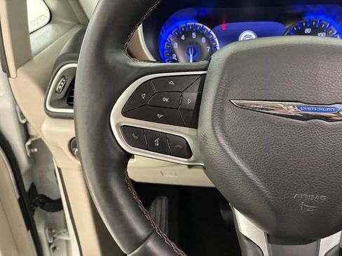 Used 2018 Chrysler Pacifica Touring-L w/ Advanced Safetytec Group FWD image 23