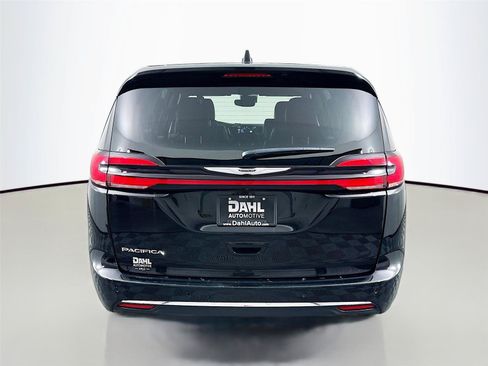 Used 2025 Chrysler Pacifica Select FWD image 12