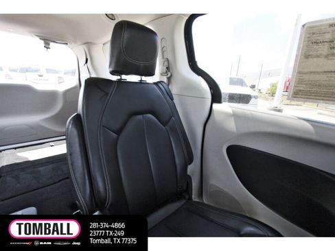 Used 2023 Chrysler Pacifica Touring-L FWD image 12