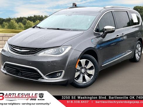 Used 2018 Chrysler Pacifica Limited w/ Advanced Safetytec Group FWD image 1