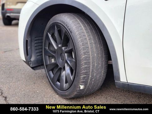 Used 2021 Tesla Model Y Long Range image 24