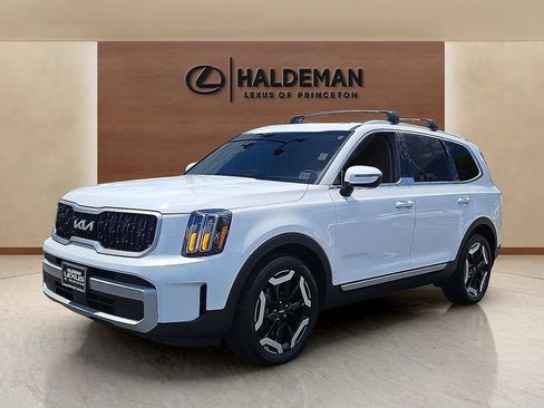Used 2024 Kia Telluride EX w/ EX Captain's Chair Package AWD/4WD image 3
