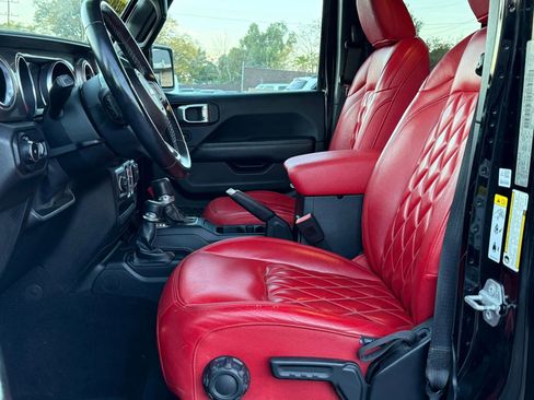 Used 2019 Jeep Wrangler Unlimited Sahara image 17