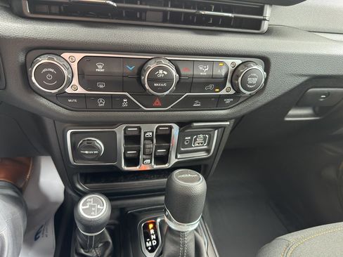 New 2025 Jeep Gladiator Sport image 16