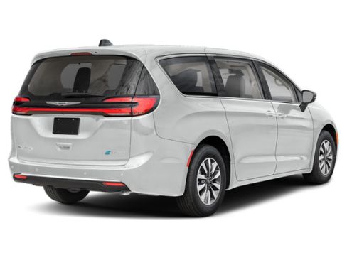 Used 2024 Chrysler Pacifica Limited FWD image 2