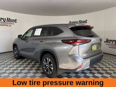 Used 2025 Toyota Highlander XLE AWD/4WD image 9