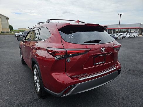Used 2024 Toyota Highlander Platinum AWD/4WD image 3
