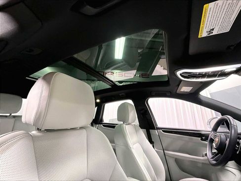 Used 2025 Porsche Macan image 27