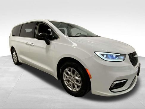 Used 2024 Chrysler Pacifica Touring-L image 5