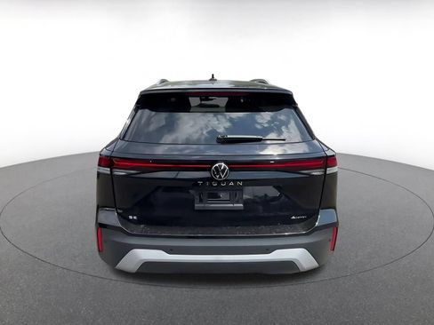 Used 2026 Volkswagen Tiguan SE AWD/4WD image 12