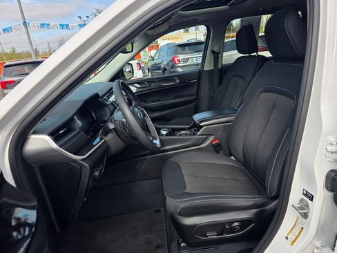 Used 2023 Jeep Grand Cherokee Laredo w/ Luxury Tech Group I image 4