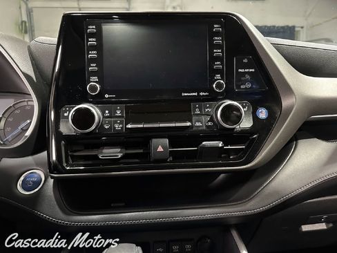 Used 2020 Toyota Highlander XLE AWD/4WD image 39