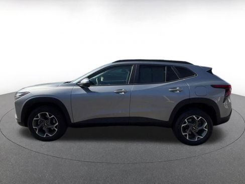 Used 2025 Chevrolet Trax LT FWD image 9