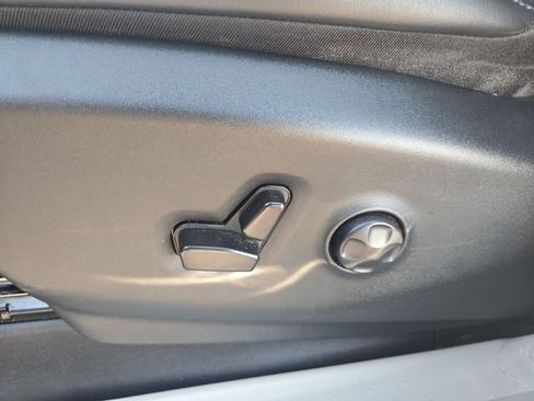Used 2023 Chrysler Pacifica Touring-L FWD image 12