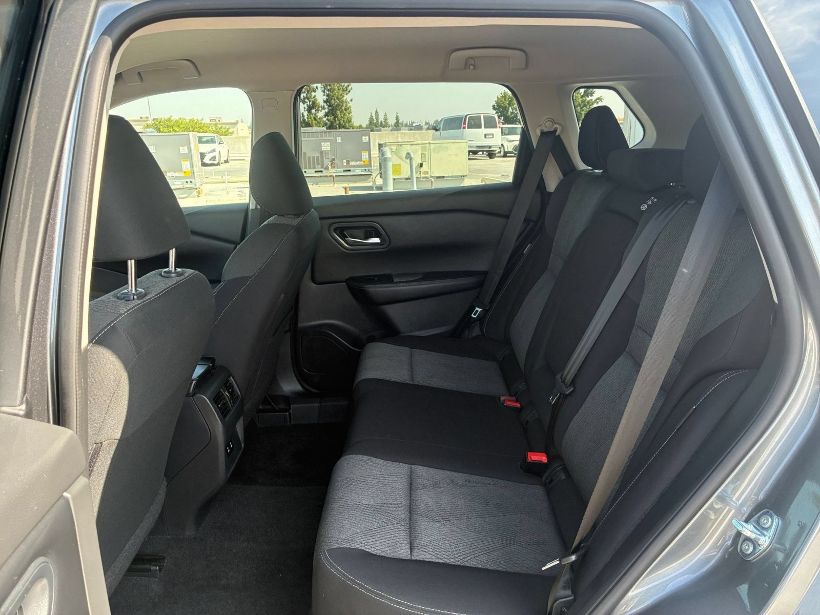 Used 2025 Nissan Rogue SV FWD image 27