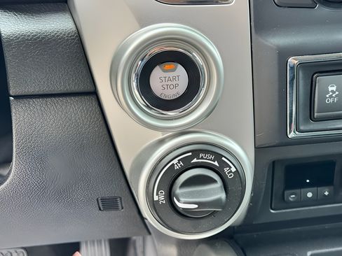 Used 2017 Nissan Titan SV AWD/4WD image 21