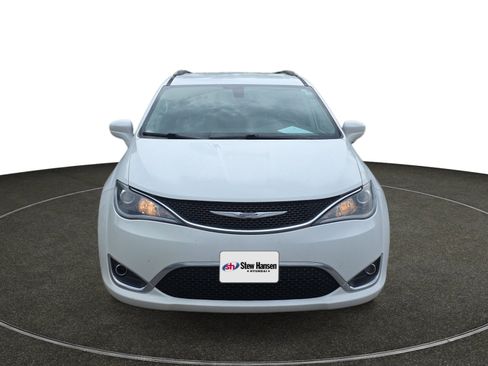 Used 2017 Chrysler Pacifica Touring-L FWD image 9
