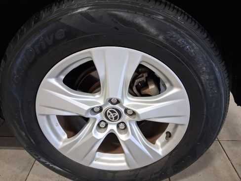 Used 2021 Toyota RAV4 XLE FWD image 10
