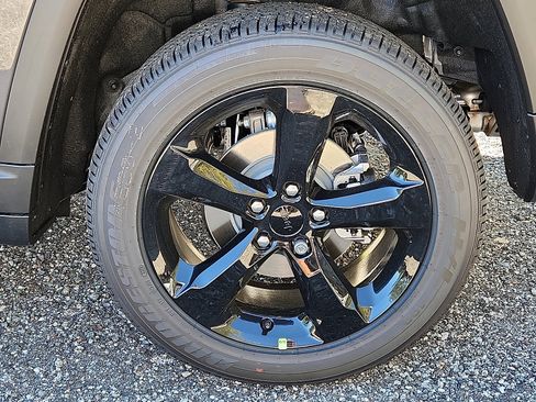 New 2025 Jeep Grand Cherokee Altitude image 5