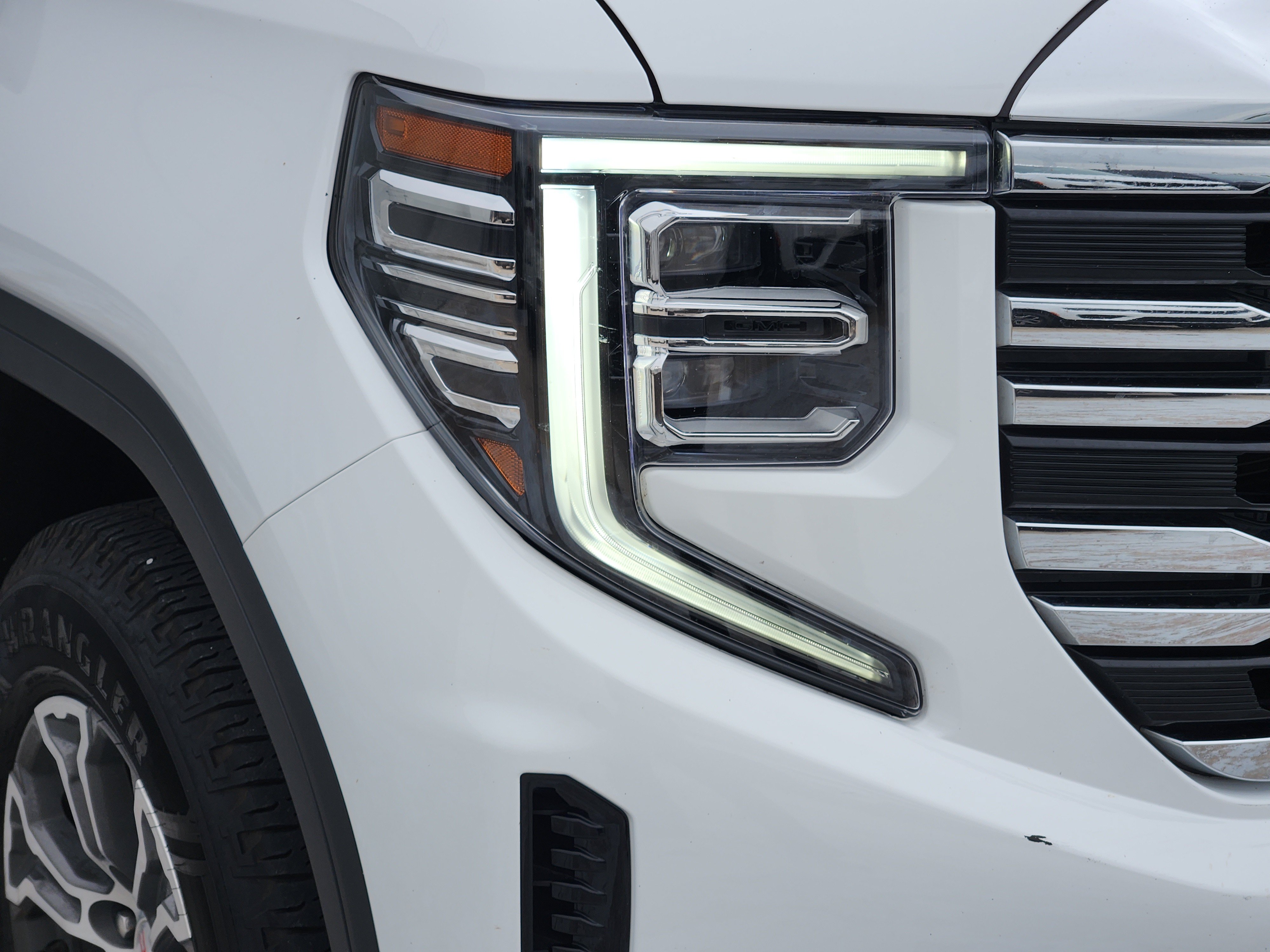 Used 2025 GMC Sierra 1500 SLT AWD/4WD image 10