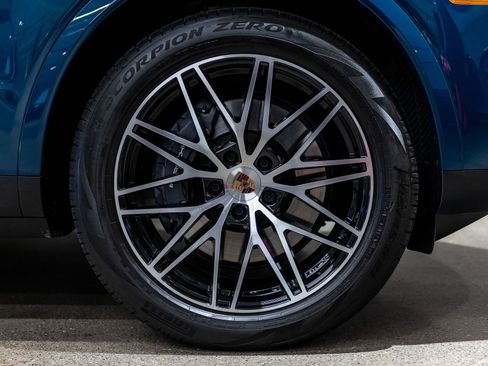 Certified 2025 Porsche Cayenne AWD/4WD image 20