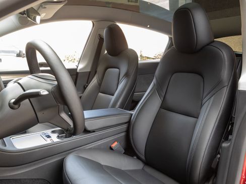 Used 2024 Tesla Model Y 2WD image 5