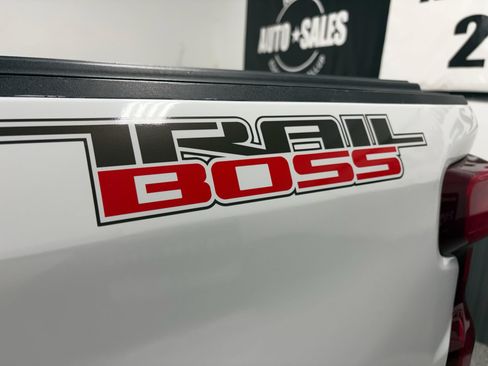 Used 2019 Chevrolet Silverado 1500 LT Trail Boss AWD/4WD image 10