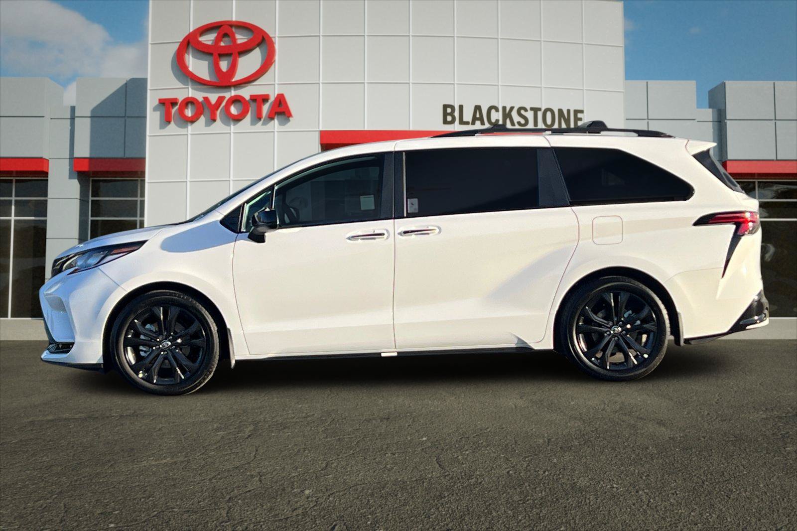 Certified 2026 Toyota Sienna XSE FWD image 6