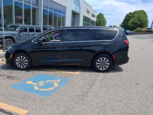 Used 2022 Chrysler Pacifica Touring-L FWD image 6