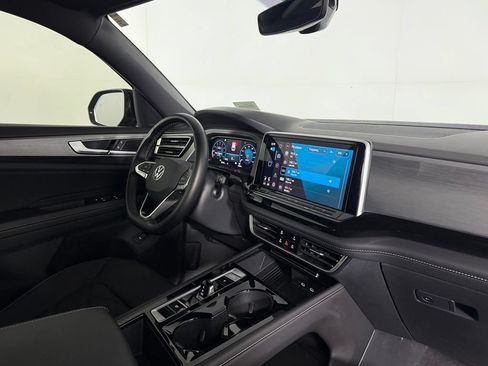 Used 2025 Volkswagen Atlas Cross Sport SE FWD image 33