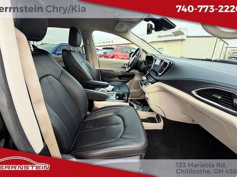 Used 2021 Chrysler Pacifica Touring-L image 27