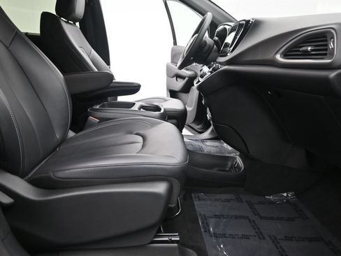 Used 2026 Chrysler Pacifica Select FWD image 18