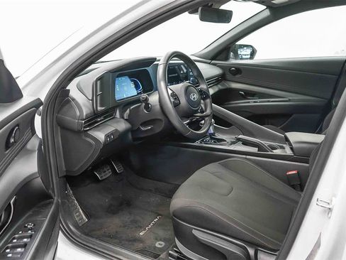 Used 2025 Hyundai Elantra Sport image 17