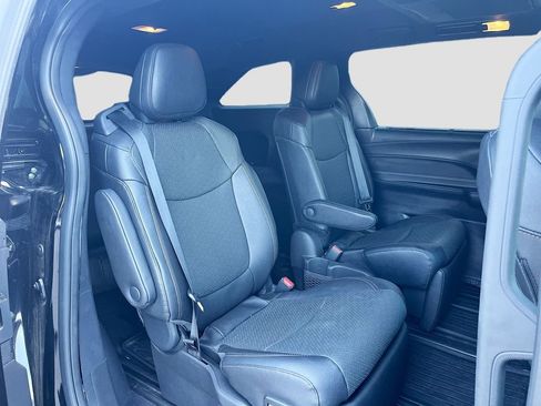 Used 2025 Toyota Sienna Limited FWD image 30