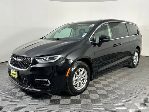 Used 2024 Chrysler Pacifica Touring-L image 15